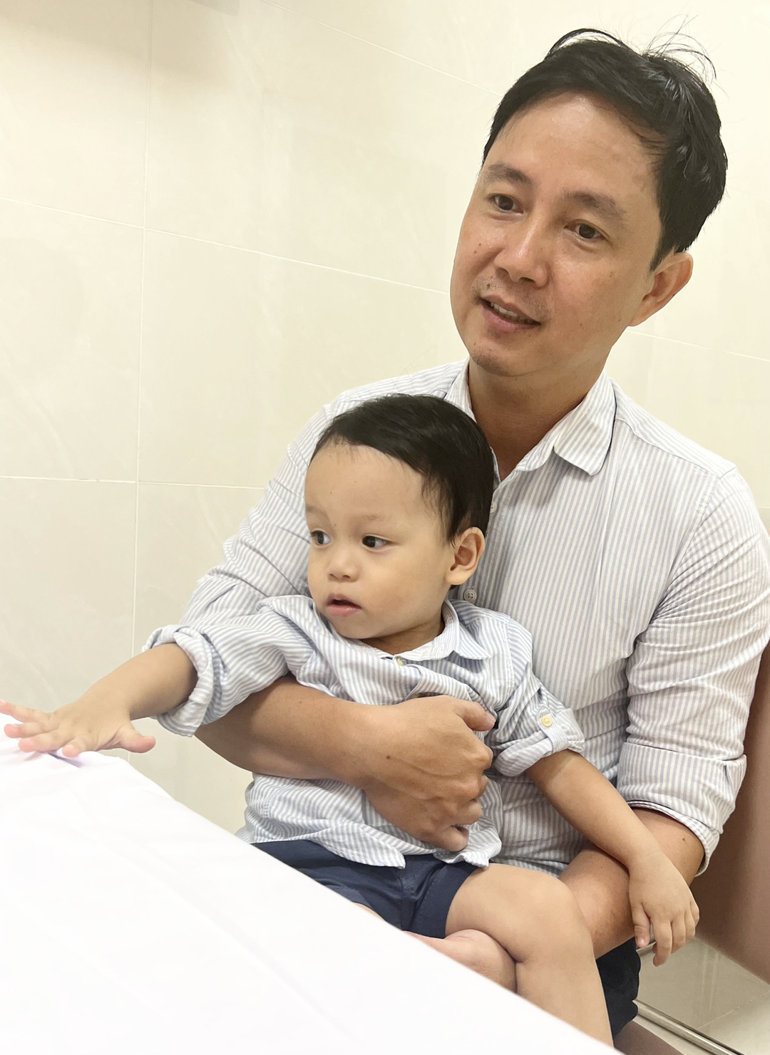 Anh T.T.Q và con trai trong buổi lễ kỷ niệm 25 năm ngày ra đời của trẻ Thụ tinh trong ống nghiệm đầu tiên tại Việt Nam - mở rộng đơn vị IVF Bệnh viện Từ Dũ. Ảnh: Đ.H.