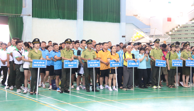Các cán bộ của 11 đoàn tham gia hội thao do Chi cục Kiểm lâm vùng IV tổ chức. Ảnh: Quang Yên.