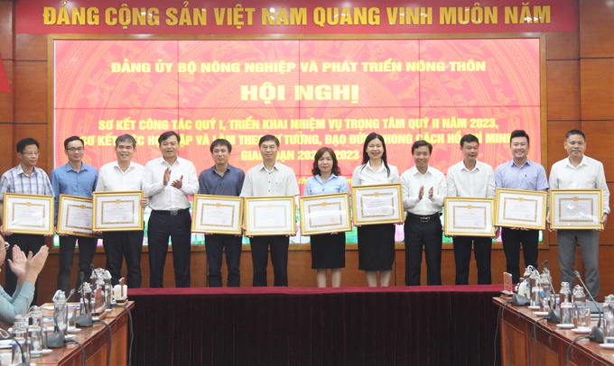 Ban Thường vụ Đảng ủy Bộ NN-PTNT tặng Giấy khen cho 19 tập thể và 22 cá nhân thuộc Đảng bộ Bộ NN-PTNT đã có thành tích trong học tập và làm theo tư tưởng, đạo đức, phong cách Hồ Chí Minh giai đoạn 2021 - 2023. Ảnh: Trung Quân.