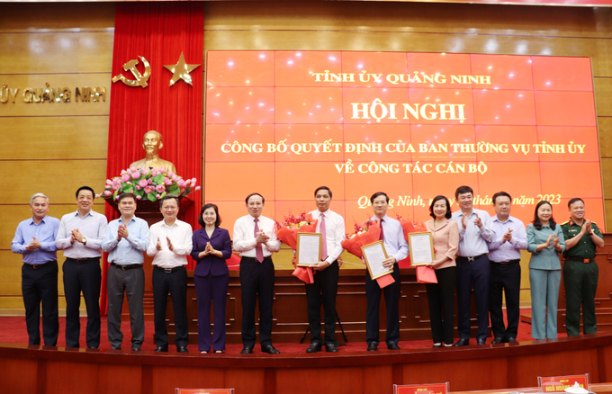 Ban Thường vụ Tỉnh ủy Quảng Ninh tặng hoa chúc mừng ông Vũ Văn Diện, Vũ Quyết Tiến và bà Bùi Thúy Phượng nhận nhiệm vụ mới. Ảnh: Báo Quảng Ninh