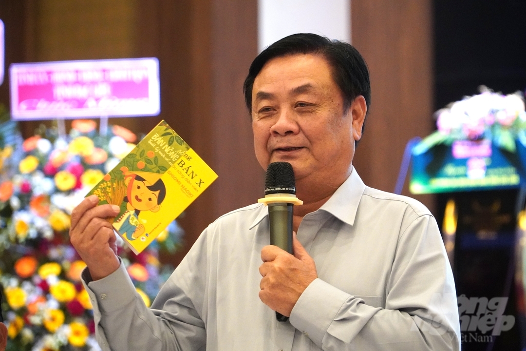 Bộ trưởng Bộ NN-PTNT Lê Minh Hoan cho rằng, các chủ thể trong chuỗi liên kết nông, thủy sản phải tìm đường đi mới, thoát khỏi tư duy thuận mua vừa bán, mua đứt bán đoạn để hình thành niềm tin cho nông dân. Ảnh: Kim Anh.