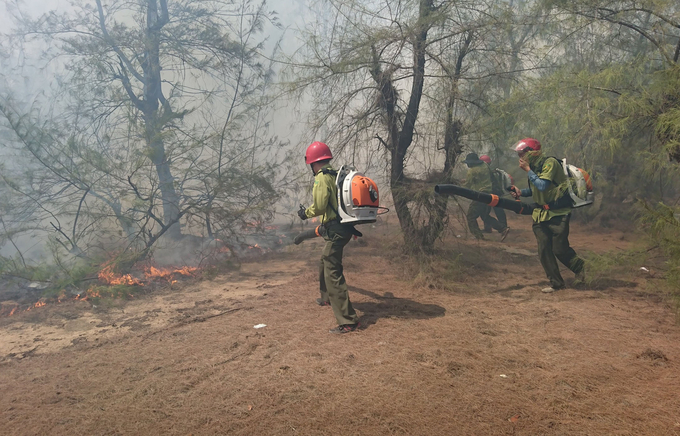 Chi cục Kiểm lâm vùng IV phối hợp với các đơn vị trong khu vực thực hiện chữa cháy rừng hiệu quả. Ảnh: Đinh Hằng.