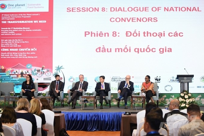 The representatives of some countries’ convenors share experiences in building the food system. Photo: Tung Dinh.