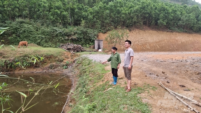 Anh Tâm thường xuyên đến tận nhà các hộ dân để nói chuyện, giải đáp những thắc mắc để bà con hiểu và ủng hộ xây dựng nông thôn mới. Ảnh: Toán Nguyễn.  