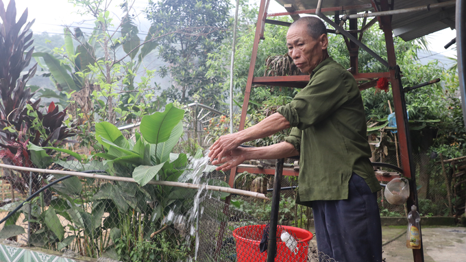Ông Hoàng Văn Đào, thôn Dù, xã Chấn Thịnh sử dụng nước sạch cho tất cả mọi sinh hoạt của gia đình. Ảnh: Tuấn Anh.