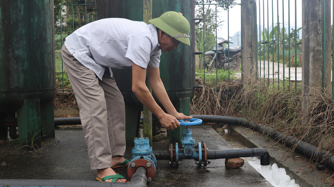 Tổ vận hành cấp nước sạch đang kiểm tra hệ thống cấp nước. Ảnh: Tuấn Anh.