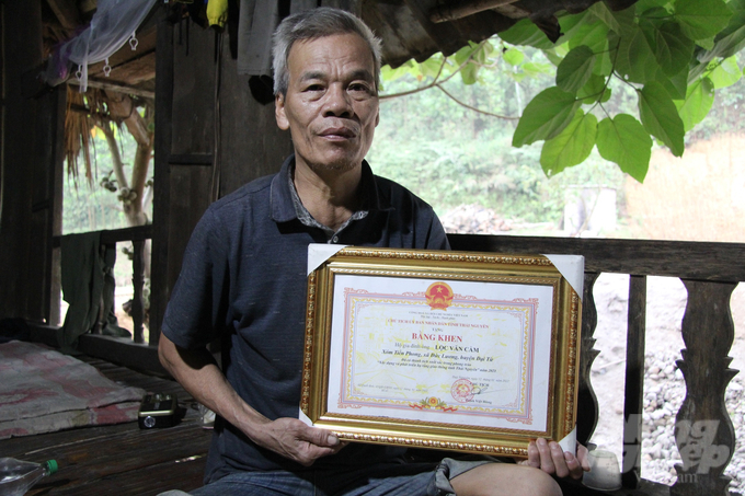 Ông Lộc Văn Cầm, người hiến hơn 2.000m2 đất xây dựng nông thôn mới được UBND tỉnh Thái Nguyên tặng bằng khen. Ảnh: Toán Nguyễn.