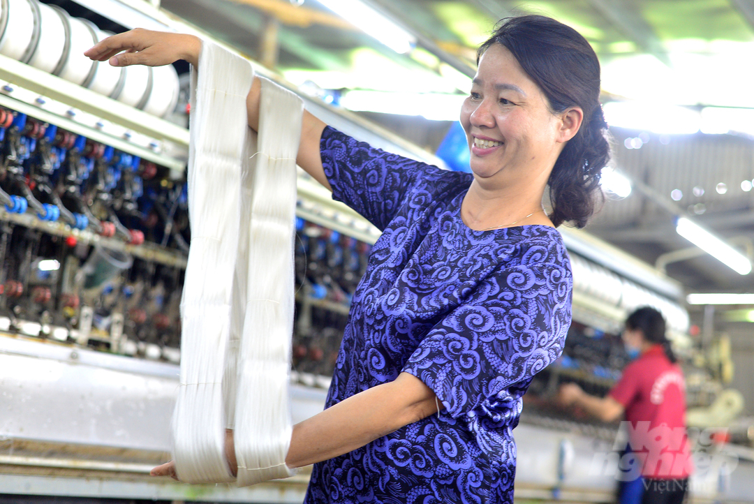 Hiện nay, tỉnh Lâm Đồng có 200 cơ sở ươm tằm con, 150 cơ sở thu mua kén, 32 cơ sở ươm tơ, 10 cơ sở dệt lụa sản xuất trung bình 5,5 triệu mét lụa/năm. Ảnh: Minh Hậu.