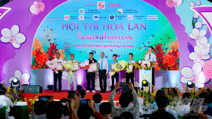 Ông Võ Văn Hoan, Phó Chủ tịch UBND TP trao tặng bằng khen và kỉ niệm chương cho nhiều nghệ nhân có thành tích cao tại cuộc thi lan trong khuôn khổ Festival Hoa lan. Ảnh: Lê Bình.