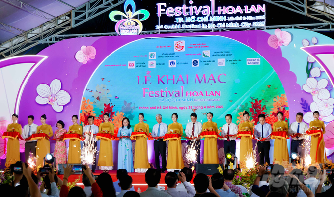 Lãnh đạo TP.HCM và các sở, ban ngành cùng cắt băng khai mạc Festival Hoa lan TP.HCM lần II. Ảnh: Lê Bình.