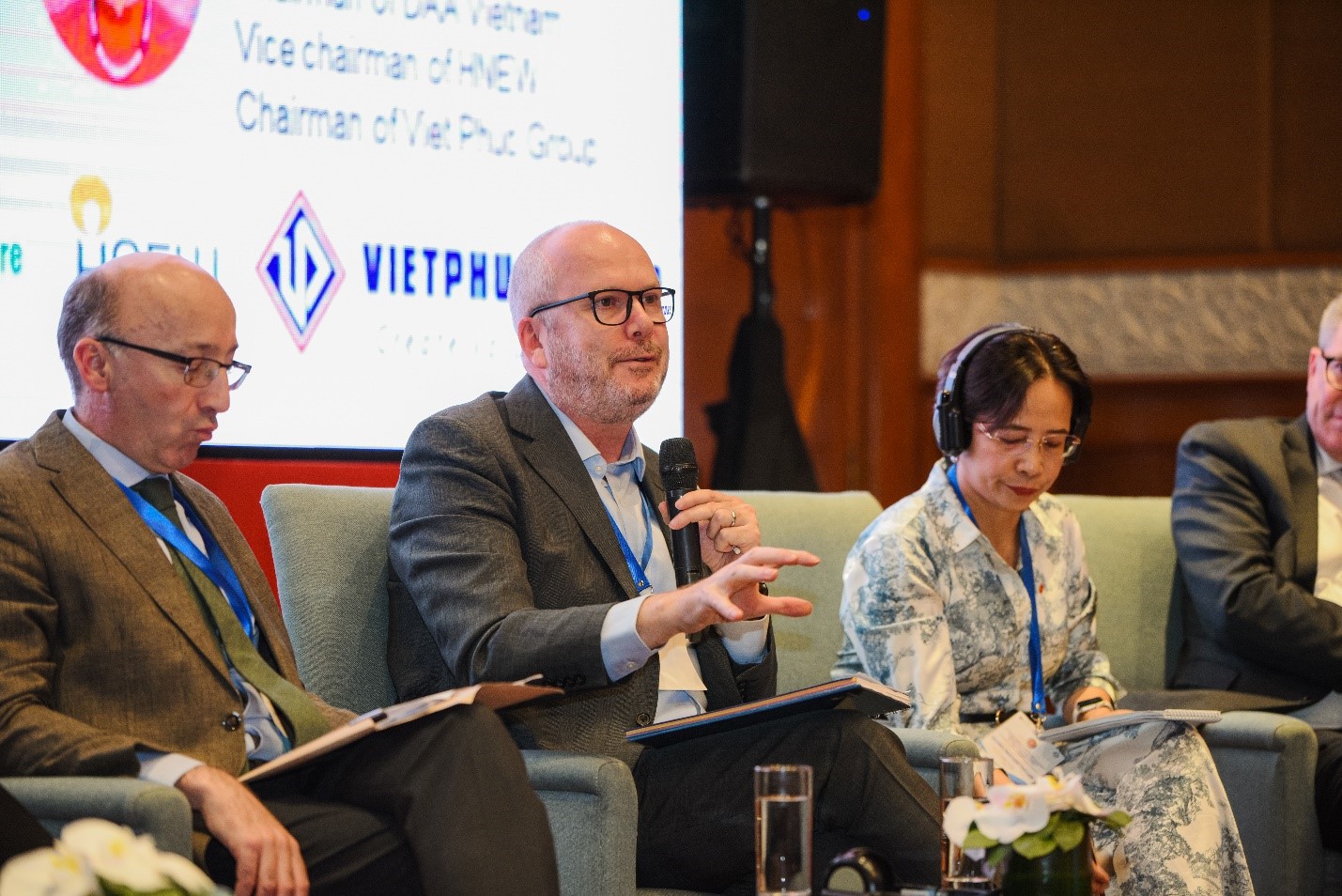 Ông Chris Hogg chia sẻ về nỗ lực của Nestlé hỗ trợ người nông dân ở các nước chuyển đổi sang hệ thống thực phẩm tái sinh, trong đó có Việt Nam. Ảnh: Tùng Đinh.