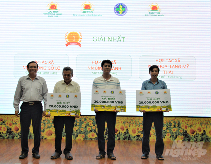 Tổng kết chương trình 'Cùng nông dân bảo vệ môi trường' năm 2022 - 2023, có 53 giải thưởng được trao với tổng giá trị lên đến gần 500 triệu đồng. Ảnh: Trung Chánh.