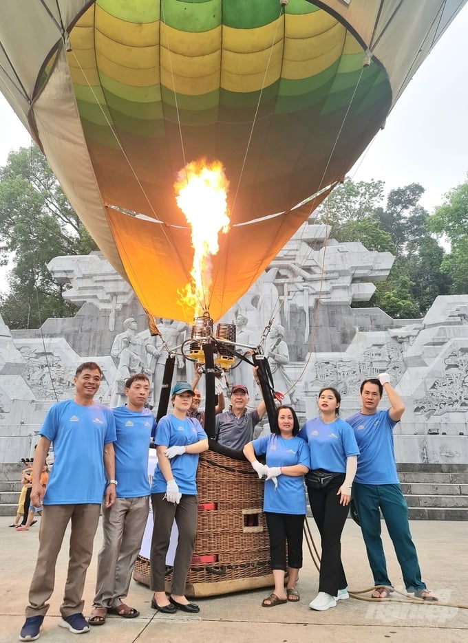 Lễ hội khinh khí cầu quốc tế lần này được điều khiển bởi những phi công quốc tế, đến từ 11 quốc gia, vùng lãnh thổ. Ảnh: Đào Thanh.