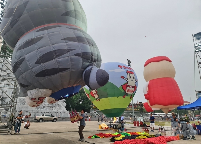 Lễ hội khinh khí cầu quốc tế lần thứ II tại tỉnh Tuyên Quang có 22 khinh khí cầu khổng lồ tham gia. Ảnh: Đào Thanh.