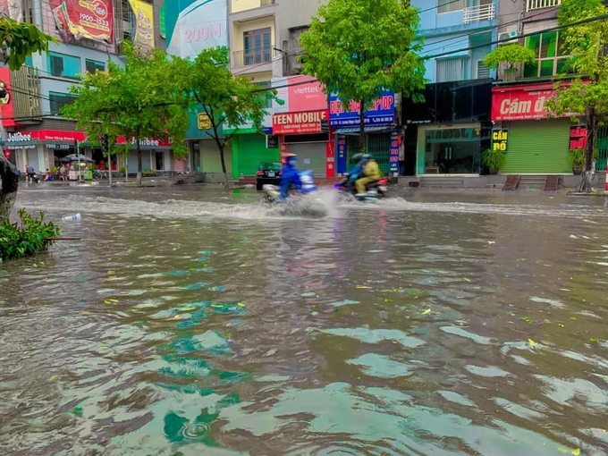 Sáng 29/4, thành phố Thái Nguyên có mưa lớn khiến nhiều tuyến phố bị ngập.