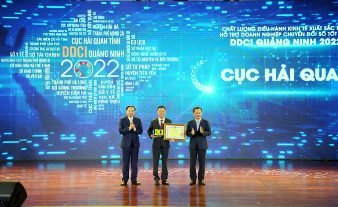 Lãnh đạo tỉnh Quảng Ninh trao biểu trưng và chứng nhận đơn vị dẫn đầu DDCI khối sở, ngành cho Cục Hải quan tỉnh. Ảnh: Báo Quảng Ninh