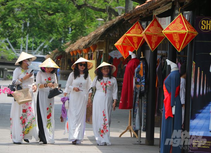 Du khách tham quan các gian làng tại Festival nghề truyền thống Huế 2023. Ảnh: CĐ.