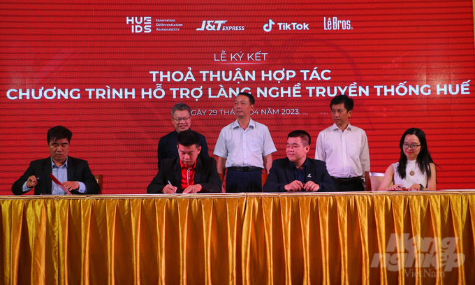 Lễ ký kết liên minh hợp tác giữa 4 bên gồm: Viện Nghiên cứu phát triển Huế (Huế IDS), Tập đoàn truyền thông Lê, Công ty TNHH J&T Express Việt Nam và Công ty TNHH Công nghệ TikTok Việt Nam. Ảnh: CĐ.