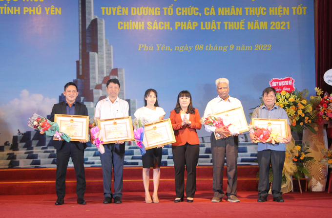 Ông Trần Lý, Tổng Giám đốc SBH (thứ hai từ trái qua) nhận bằng khen của UBND tỉnh Phú Yên tuyên dương Công ty thực hiện tốt chính sách, pháp luật thuế năm 2021. Ảnh: Lê Hảo.