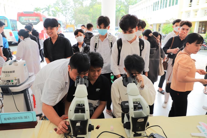 Các em học sinh trường THPT vùng ĐBSCL trải nghiệm một ngày làm sinh viên tại Trường Đại học Trà Vinh. Ảnh: Minh Đảm.