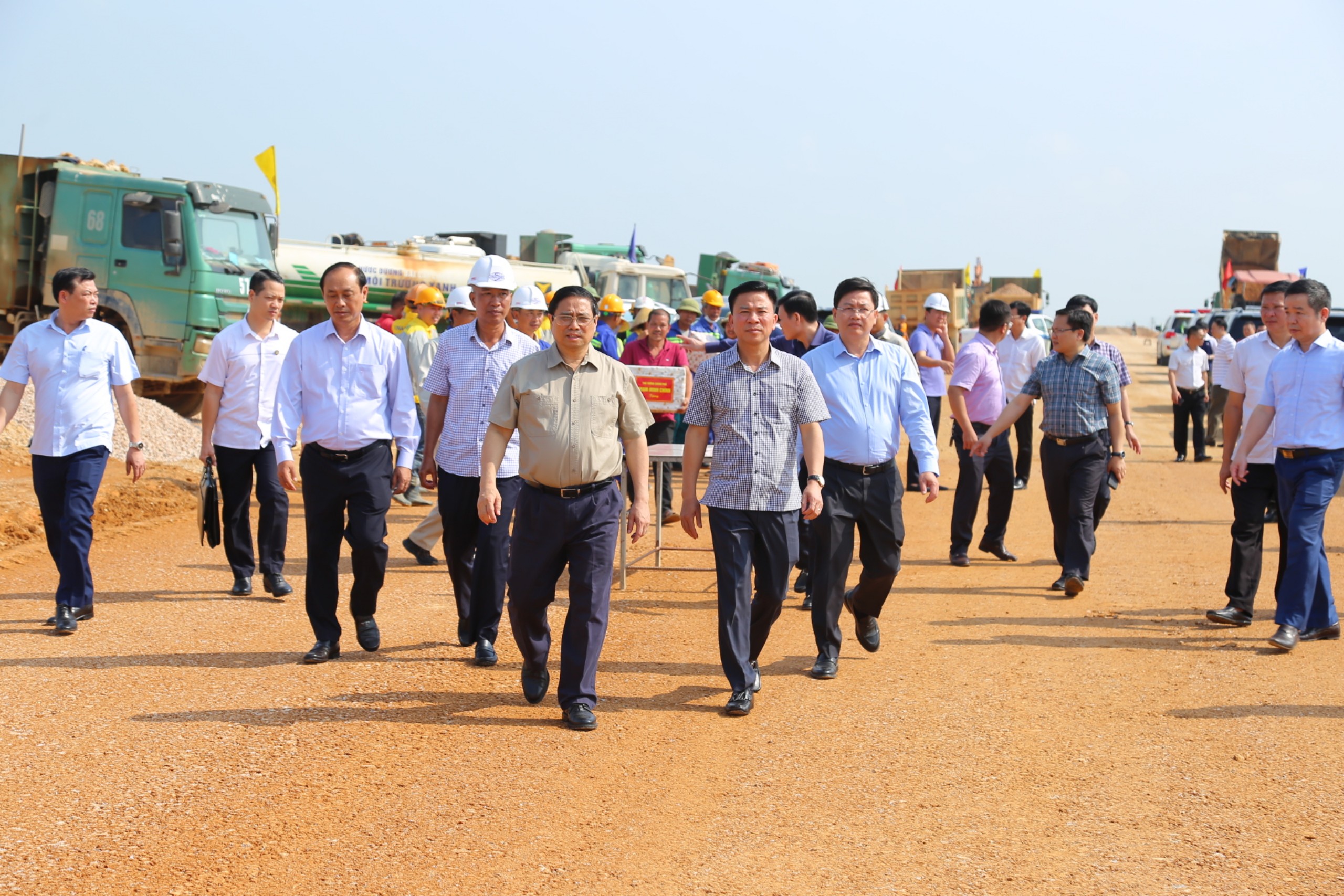 Thủ tướng Phạm Minh Chính cùng lãnh đạo Bộ GTVT, lãnh đạo tỉnh Thanh Hóa đi kiểm tra tuyến cao tốc Bắc - Nam, đoạn qua tỉnh Thanh Hóa. Ảnh: Minh Hiếu.