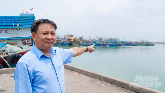 Behind fisherman Nguyen Van Nho are hundreds of boats that had to dock and shut down their engines because of the difficulties surrounding ship owners. Photo: Le Binh.
