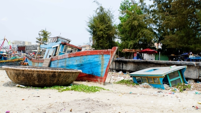 Many ships were worn out with the frame laid bare. Saying goodbye to the dream of reaching out to sea one more time, ship owners race to sell them off, 'ripping vessels to sell scraps', hoping to recover some money and pay off debts. Photo: Minh Sang.