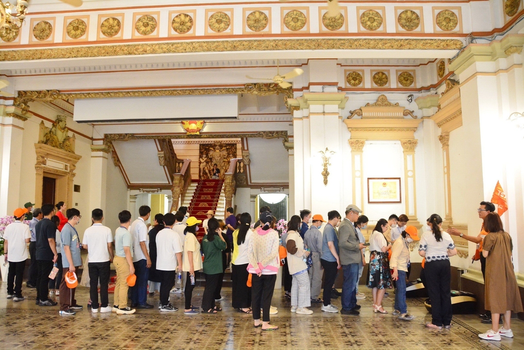 Nhiều du khách từ Hà Nội, Hải Phòng, Đà Nẵng... đến tham quan trụ sở HĐND, UBND TP.HCM dịp nghỉ lễ 30/4-1/5. Ảnh: TST.