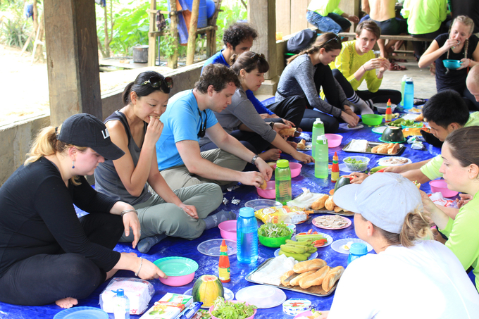 Foreign tourists interacting with the people of Doong village. Photo: N. Tam.