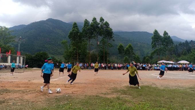 Các hoạt động lễ hội độc đáo như giải bóng đá nữ dân tộc Sán Chỉ tại huyện Bình Liêu cũng đặc biệt hấp dẫn khách thập phương. Ảnh: Nguyễn Thành. 