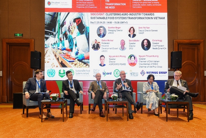 The discussion session 'Clustering Agro-Industry Towards Sustainable Food System Transformation in Vietnam' was organized by the Ministry of Agriculture and Rural Development and UNIDO. Photo: Tung Dinh.