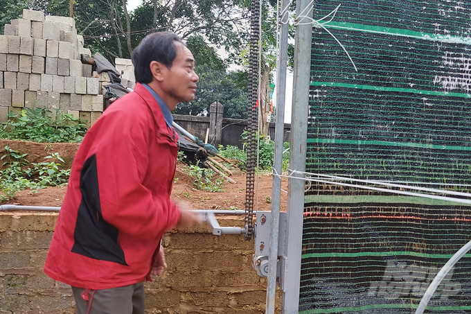 Khi không thể vận hành tự động (do mất điện), các hệ thống trong vườn ươm cải tiến của HTX Lâm nghiệp bền vững Keo Sơn có thể vận hành cơ. Ảnh: Võ Dũng.