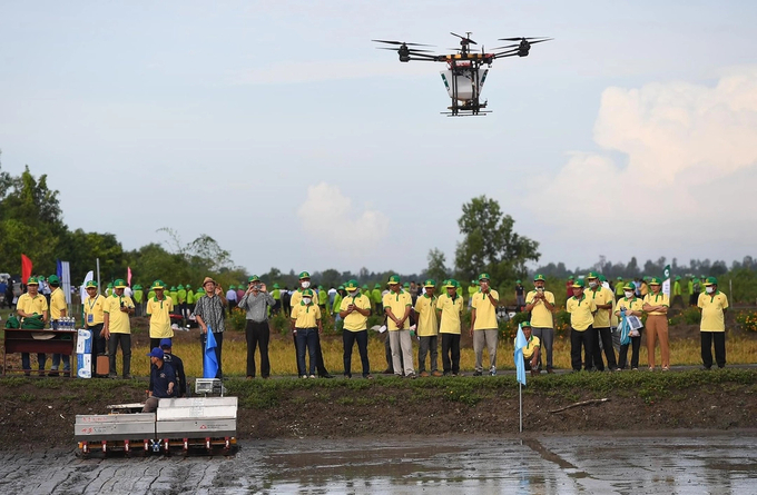 Application of drones in rice farming in the Mekong Delta. Photo: IRRI.