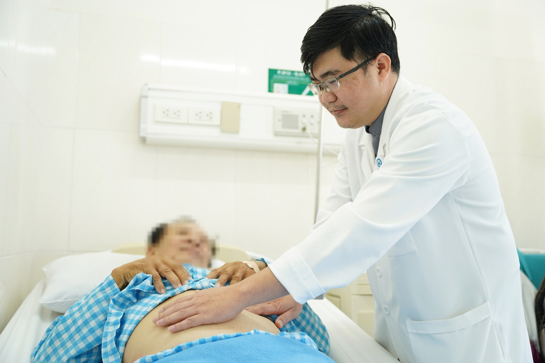 ThS.BS Nguyễn Văn Định, Khoa Tiêu hóa, Bệnh viện Hoàn Mỹ Sài Gòn thăm khám cho người bệnh sau mổ. Ảnh: Bệnh viện cung cấp.