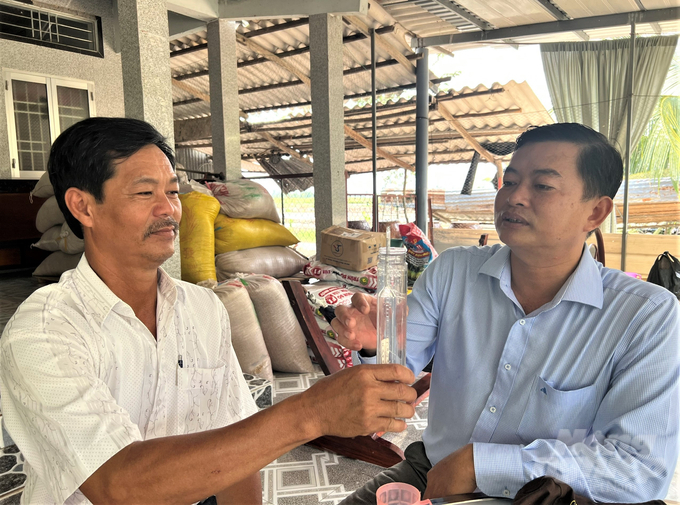 Along with the technical transfer, the agricultural sector of Bac Lieu focuses on raising people’s awareness of the importance of granting mariculture establishment codes. Photo: Trung Chanh.