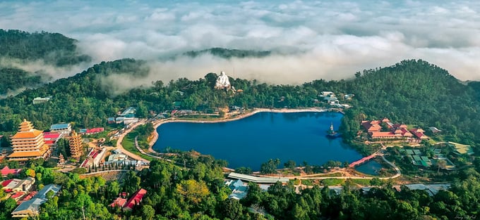 Những cuộn mây bí ẩn luôn bao phủ đỉnh núi Cấm uy linh. Ảnh: Phong Lan.