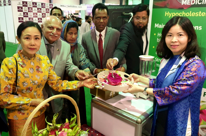Khách hàng nếm thử thanh long Việt Nam tại Hội chợ quốc tế 'My Karachi-Oasis of Harmony' 2023.