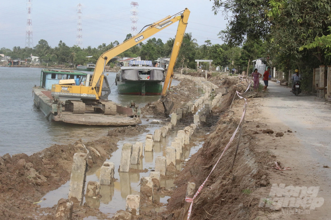 Thi công đoạn bờ kè sông Ô Môn, TP Cần Thơ. Ảnh: Minh Đảm.