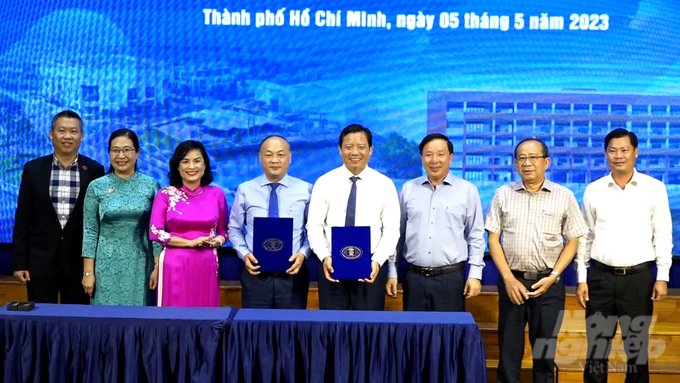 Tỉnh Long An và Trường Đại học Khoa học Xã hội và Nhân văn, Đại học Quốc gia TP.HCM tổ chức ký kết chương trình hợp tác nghiên cứu phát triển nông nghiệp. Ảnh: Minh Sáng.