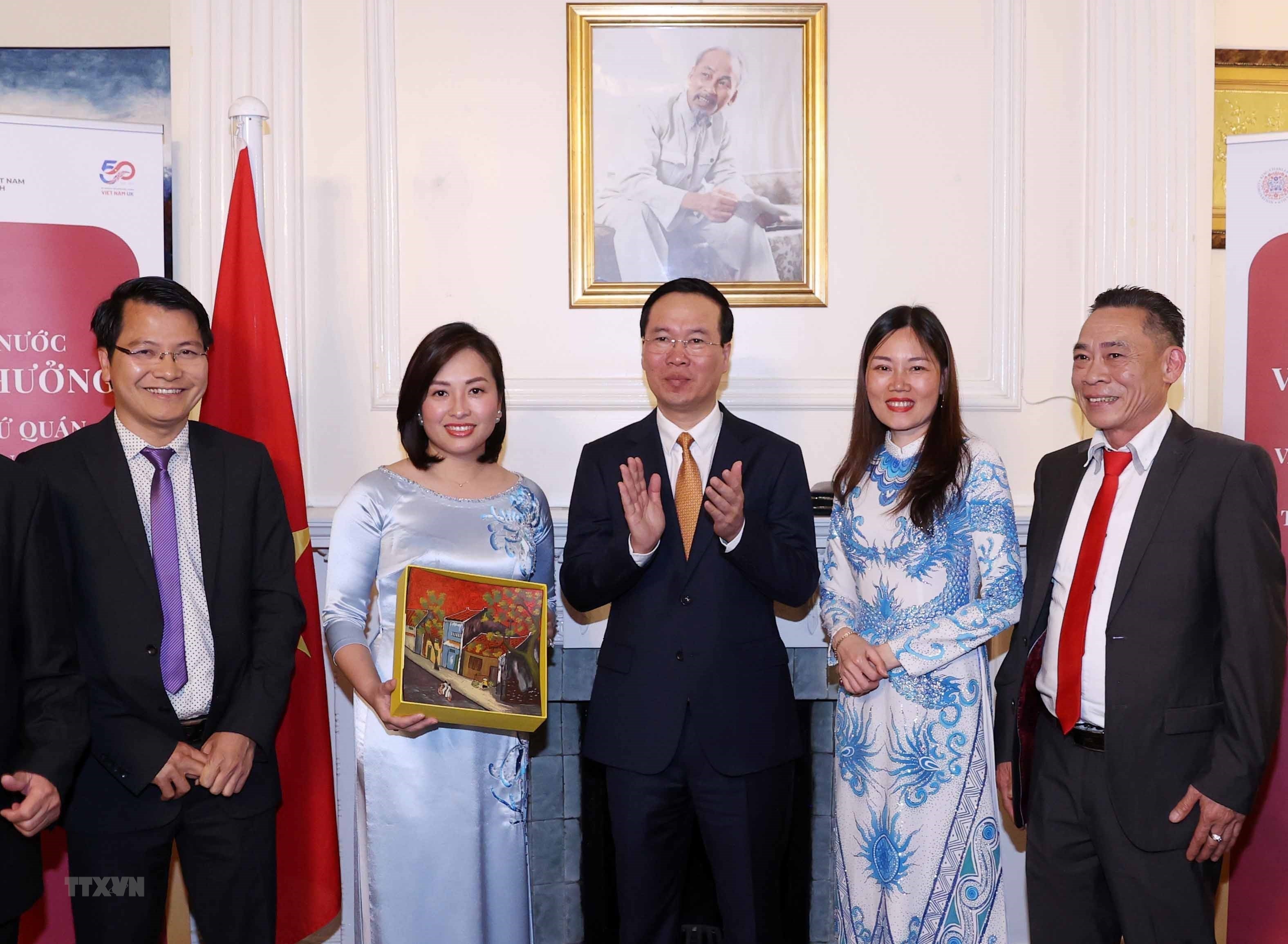 Chủ tịch nước Võ Văn Thưởng tặng quà lưu niệm cho Hội Người Việt Nam tại Anh. Ảnh: TTXVN.
