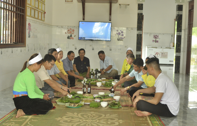 Người dân trong thôn Cao Lang cùng dự bữa cơm mừng Tết Độc Lập. Ảnh: Lê Khánh.