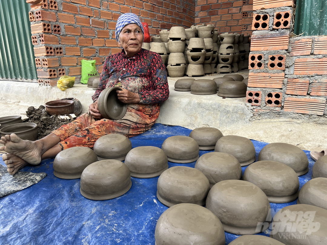 Bà Mai Thị Kẹo, người dân tộc Chăm (HTX gốm Chăm Bầu Trúc) có thâm niên làm gốm hơn 60 năm. Ảnh: Nguyễn Thủy.