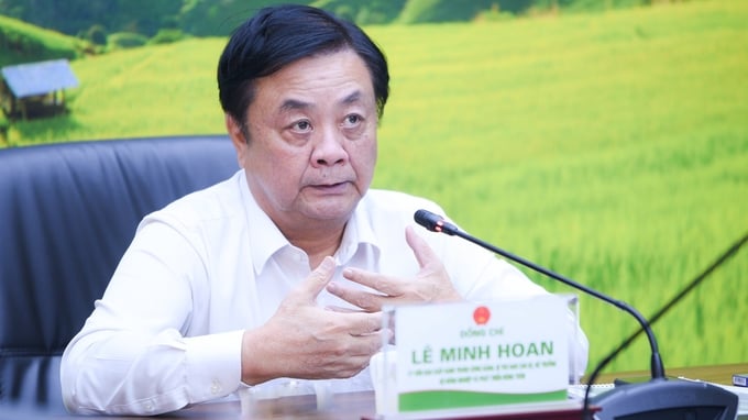 Minister Le Minh Hoan emphasized human-related issues in forest development and exploitation. Photo: Tung Dinh.
