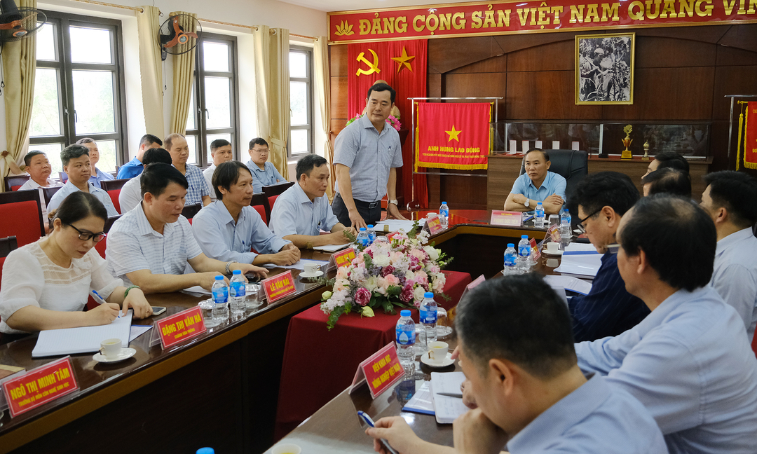 Viện trưởng Nguyễn Xuân Thắng báo cáo kết quả hoạt động và một số nhiệm vụ trọng tâm thời gian tới. Ảnh: Bảo Thắng.