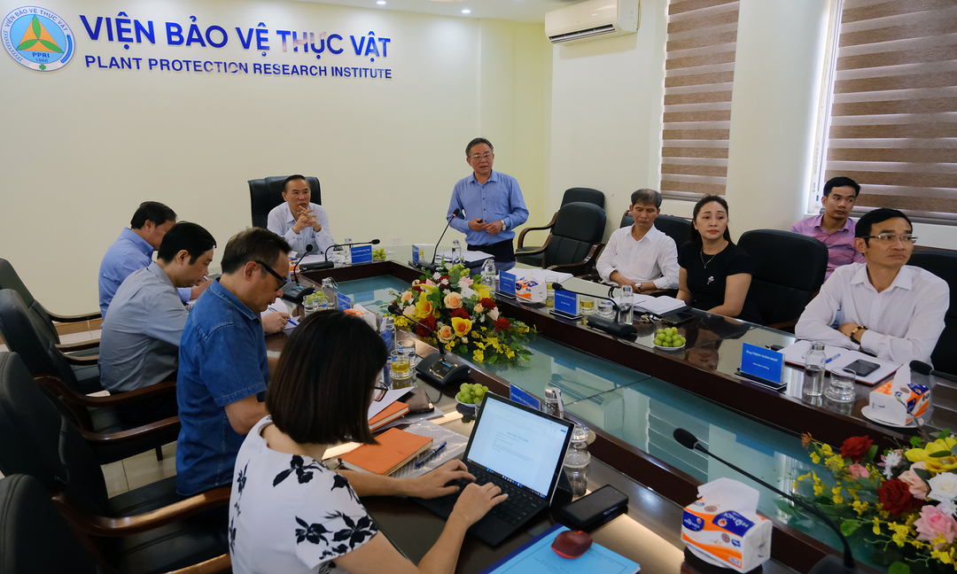 Viện trưởng Nguyễn Văn Liêm trình bày kết quả hoạt động của Viện BVTV thời gian qua. Ảnh: Bảo Thắng.