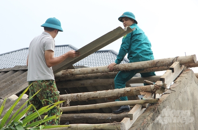 Lực lượng dân quân tham gia tháo dỡ một ngôi nhà dân để mở rộng phần đường.