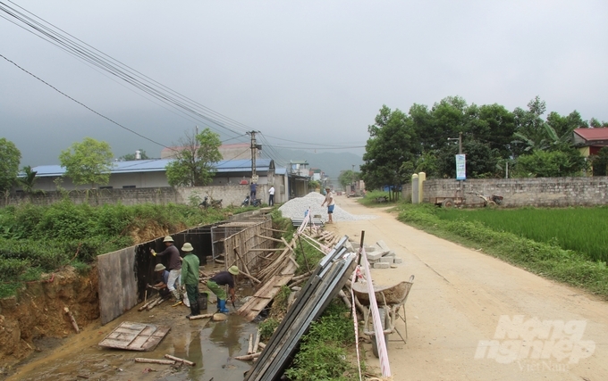 Dọc tuyến đường, hệ thống kênh mương được thi công xây dựng trên phần đất mà người dân đã hiến.