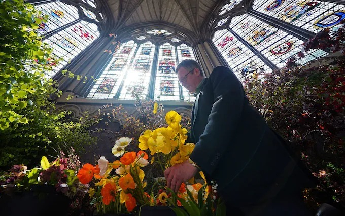 Tu viện Westminster ngập trong sắc hoa trước thềm lễ đăng quang. Ảnh: PA.