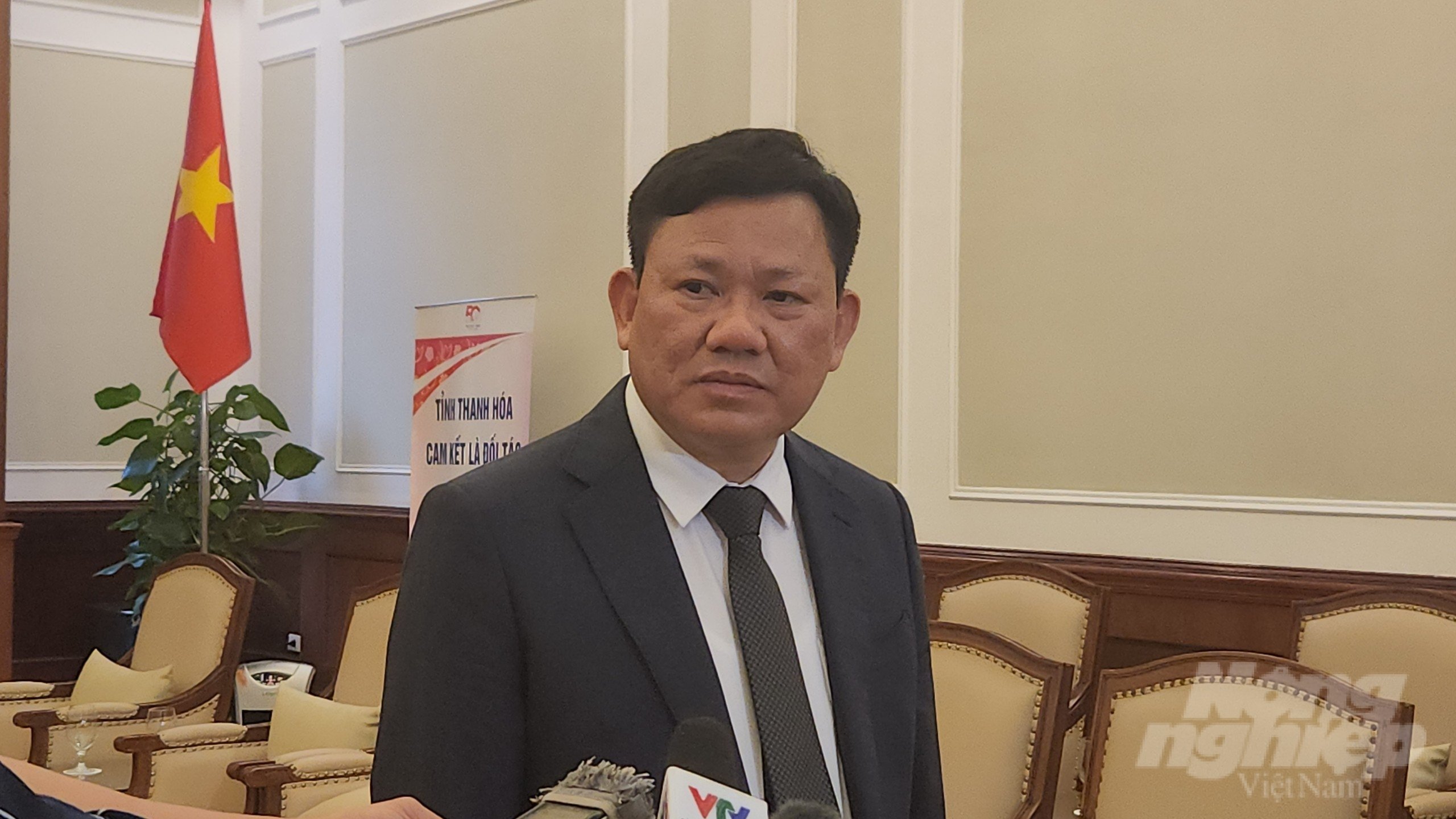 Ông Nguyễn Văn Thi, Phó Chủ tịch Thường trực UBND tỉnh Thanh Hóa trả lời báo chí bên lề hội nghị. Ảnh: Quốc Toản.
