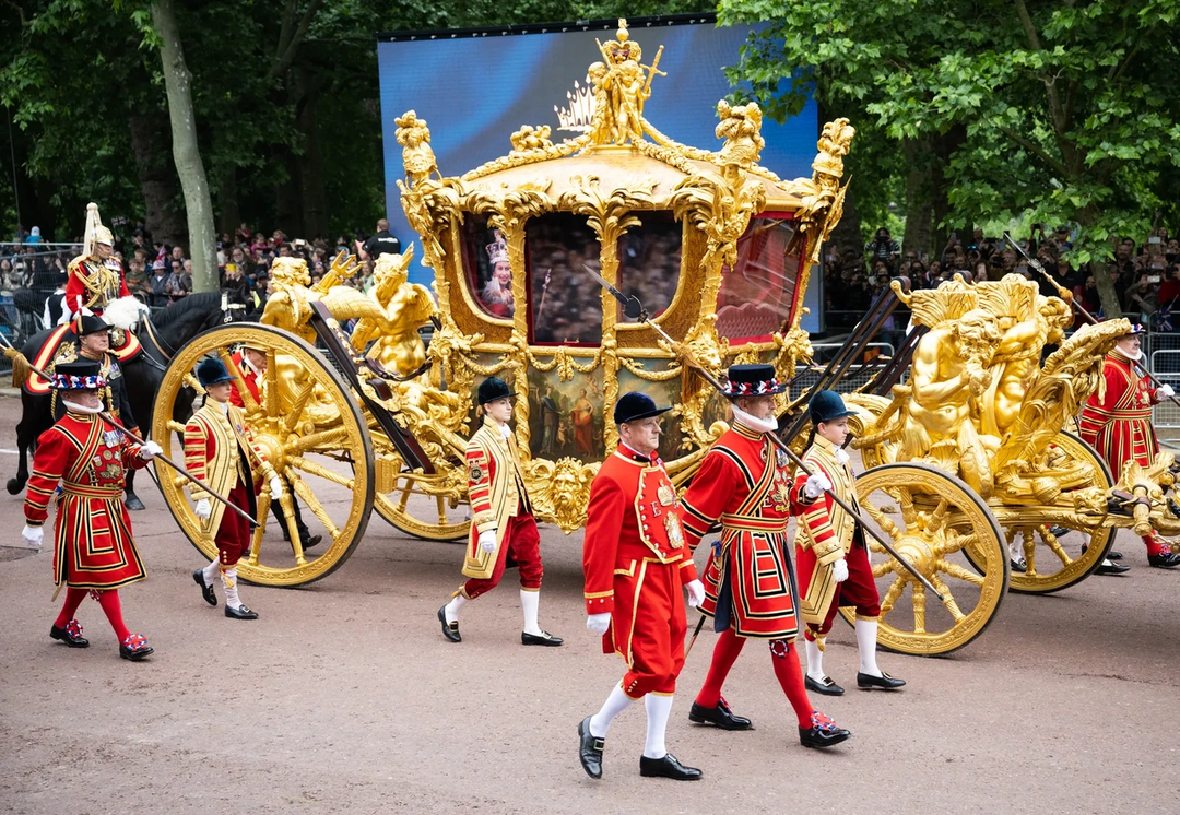 Cỗ xe Diamond Jubilee State mạ vàng sẽ phục vụ Vua Charles III và Vương hậu Camilla. Ảnh: Twitter. 